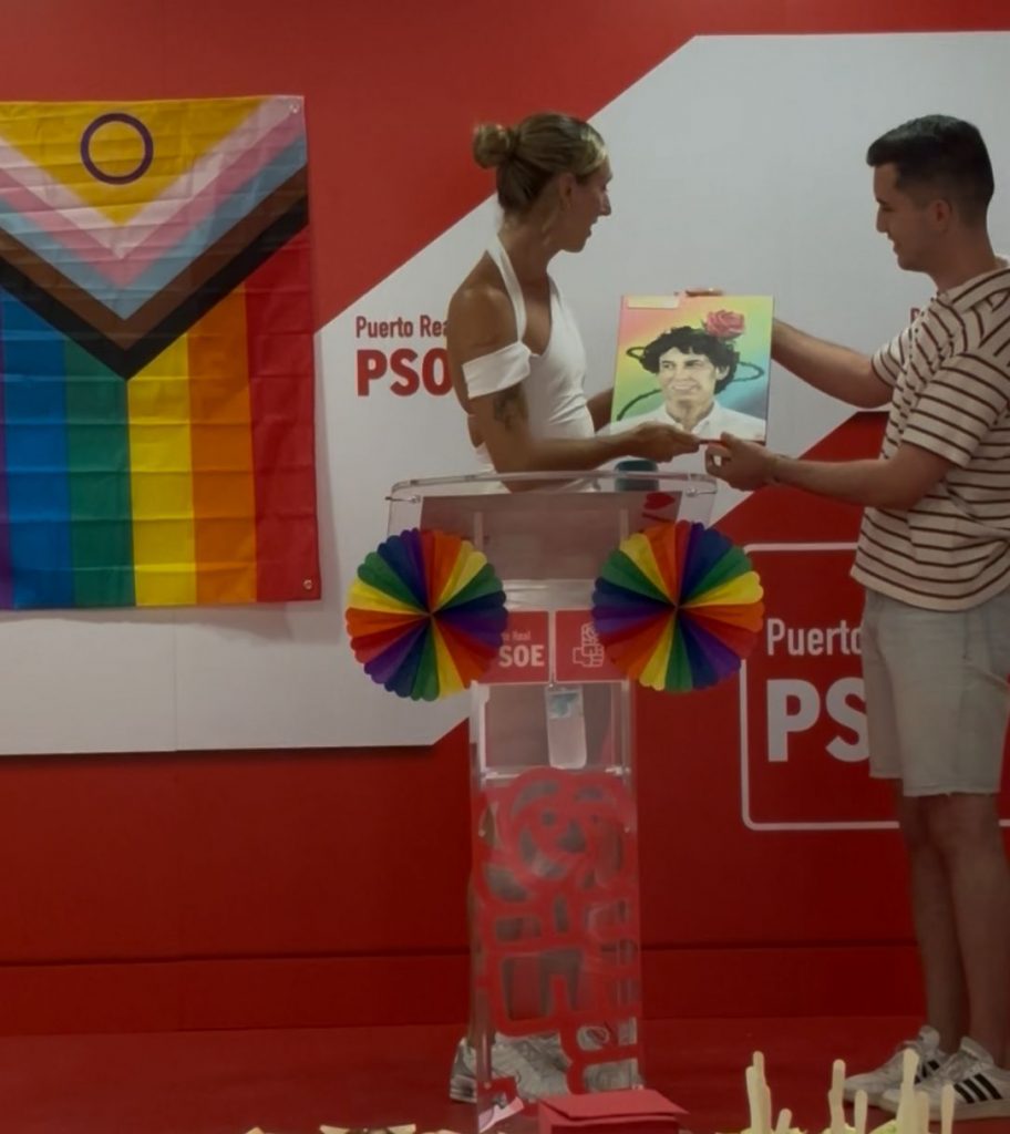 Andrés Jiménez, entregando el galardón LGTBIQ+ Pedro Zerolo en Puerto Real, a la actriz y activista Alex de la Croix