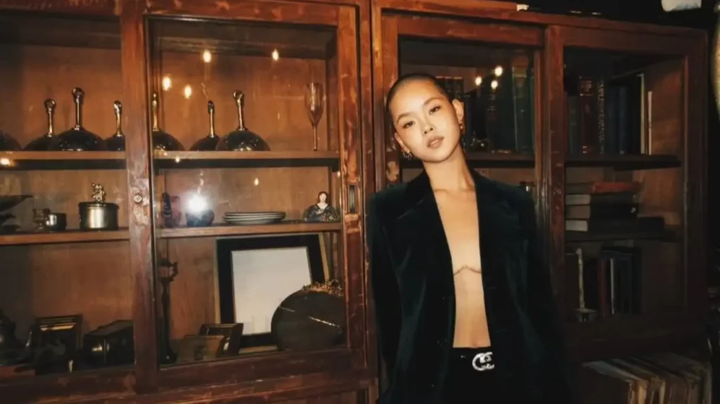 Cocona, cantante de pop japonés, figura pública no binaria y transmasculina