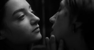 Dos personas intercambiando saliva