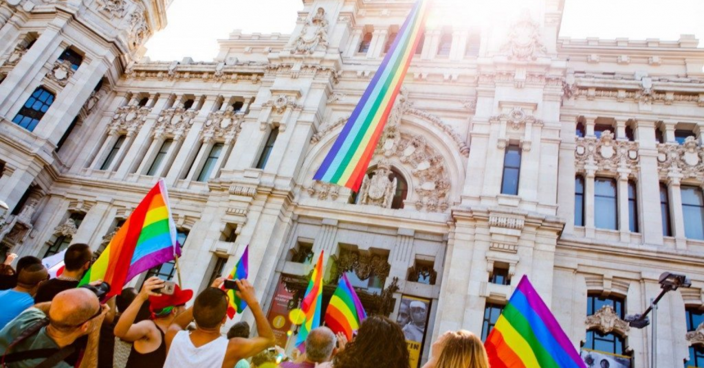 España aprueba penalizar las terapias de conversión